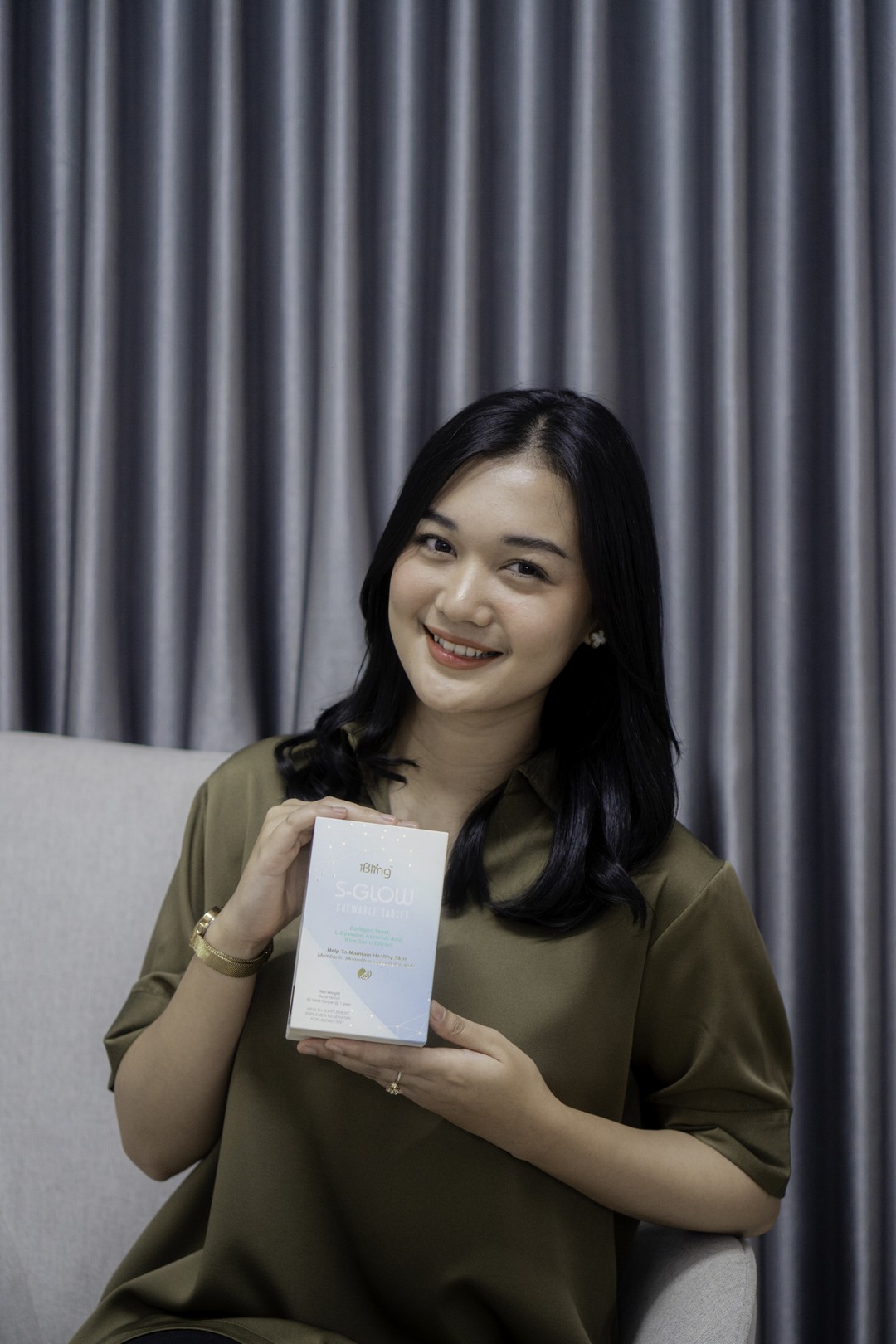 Yolan — Partner Terverifikasi S-GLOW ID 1205, memegang produk S-GLOW asli
